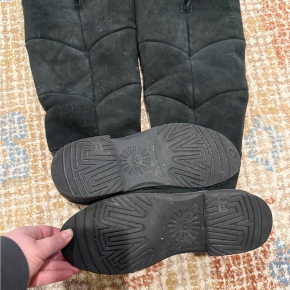 UGGS Size 9.5 - Newlike - Picture 3 of 4